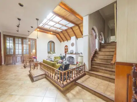 Oportunidad! Hermosa casa de estilo a metros de Av. Alberdi con jardín y parrilla