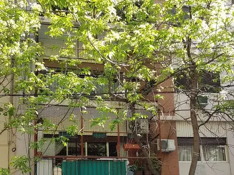 2 AMB P.B. con PATIO a 50 MTS DE PARQUE RIVADAVIA, EN EXCELENTE ESTADO CON EQUIPO DE AIRE ACONDICIONADO SPLIT   VEALO 