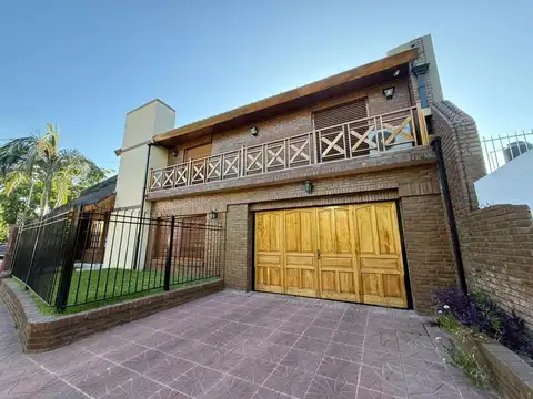 Casa en Venta con 2 cocheras