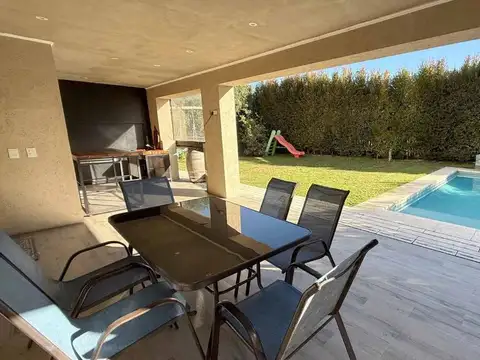 Casa en Venta con 2 cocheras