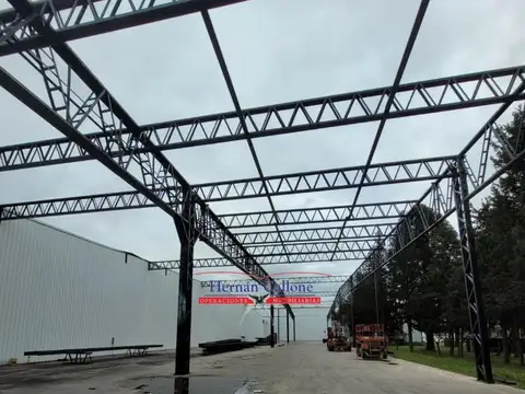 GALPÓN A ESTRENAR DE 2600 M² EN PREDIO CERRADO