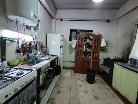 Casa 8 ambientes con 2 baños