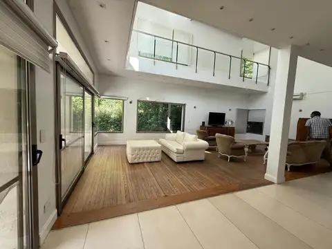 Casa en Venta con 5 cocheras