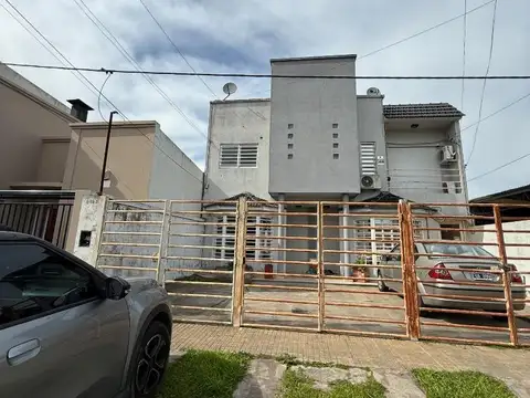 Duplex , con cochera, espacio verde dos dormitorios.