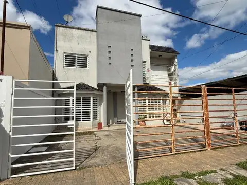 Duplex , con cochera, espacio verde dos dormitorios.