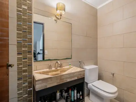 Casa 8 ambientes con 4 baños