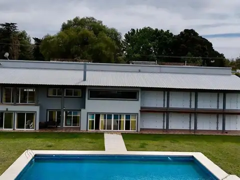 CASA SOBRE EL LAGO  7 DORMITORIOS EN VENTA VILLA CARLOS PAZ