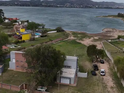 Casa en Venta con 3 cocheras