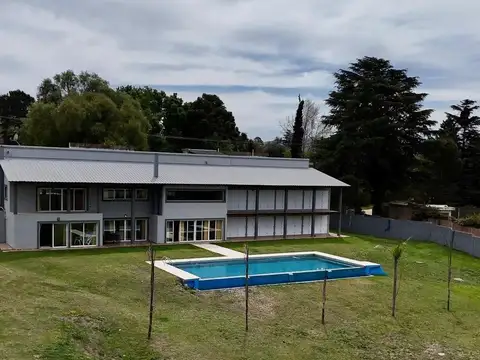 Casa 8 ambientes con 5 baños