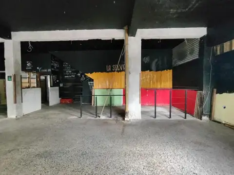Local en esquina en pleno centro de Billinghurst