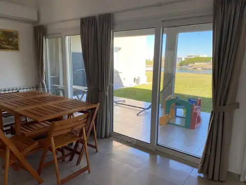 Casa en Alquiler con 1 cochera