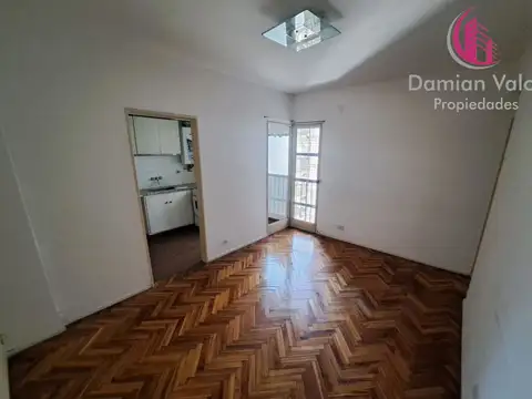 DPTO 2 AMBIENTES LATERAL, MUY BUENA UBICACION.