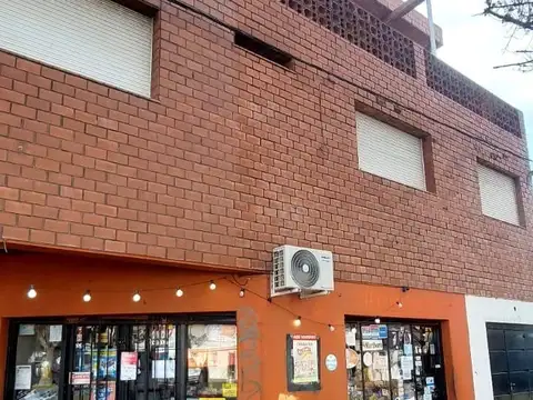 Casa en venta de 2 dormitorios c/ garage y local alquilado