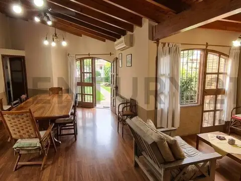 Casa 4 dormitorios, 2 baños, cochera