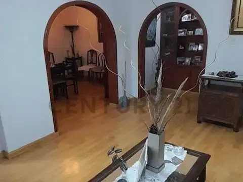 Casa 4 dormitorios, 2 baños, cochera