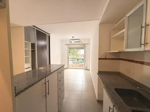 Mono-ambiente con balcón al frente. Uso comercial