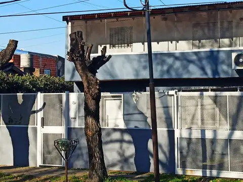CASA 4 AMBIENTES CON COCHERA Y PATIO  DOS PLANTAS