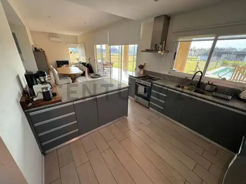 Casa 4 ambientes con 2 baños