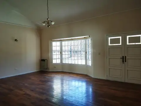 Casa en Alquiler con 2 cocheras