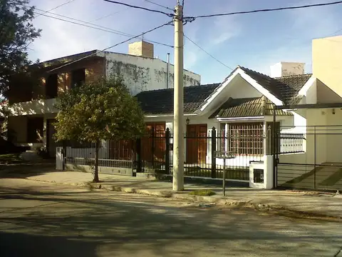 CASA EN ALQUILER 3 DOR + DPTO - COCHERA P/2 AUTOS