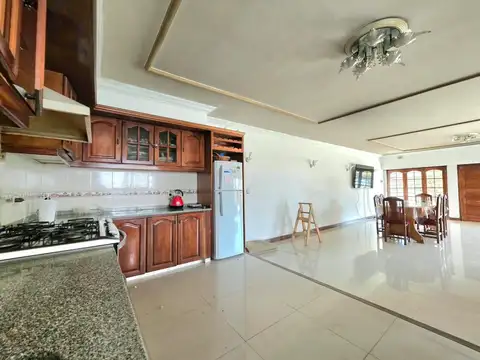 Casa 4 ambientes con 2 baños