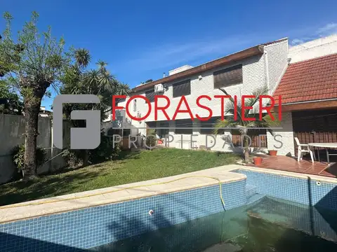 CASA EN VENTA DE 4 AMBIENTES EN PUNTA CHICA CON PILETA, JARDÍN Y GARAGE