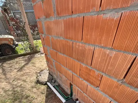 TERRENO CON CASA A TERMINAR