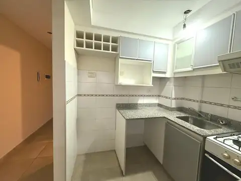 Monoambiente al frente con balcón – Floresta