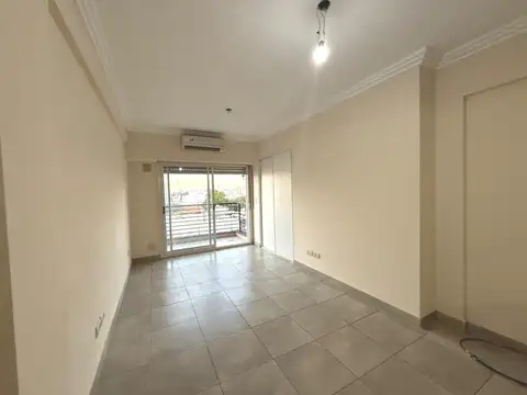 Monoambiente al frente con balcón – Floresta