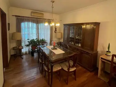 Casa en venta - 5 Dormitorios 3 Baños - 300Mts2 - Tres de Febrero