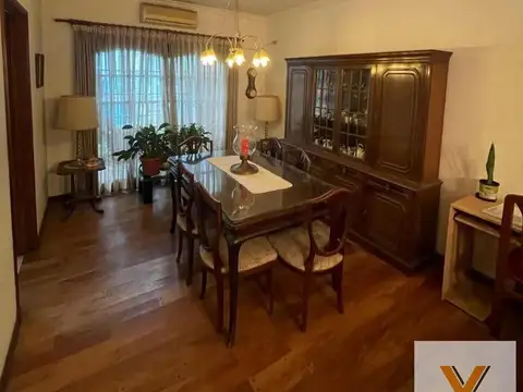 Casa en venta - 5 Dormitorios 3 Baños - 300Mts2 - Tres de Febrero