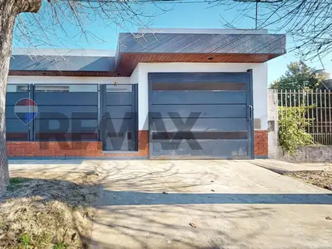 VENTA CASA CON PARQUE LUJAN CENTRO