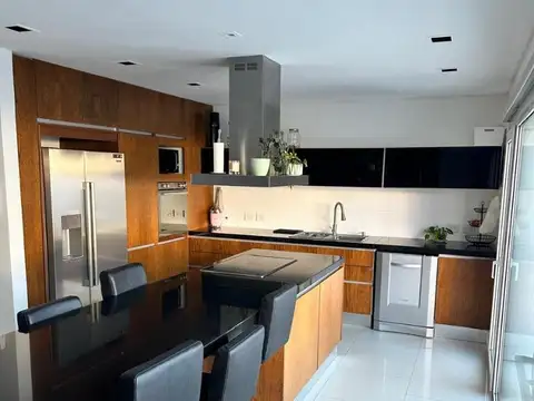 Casa 5 ambientes con 4 baños