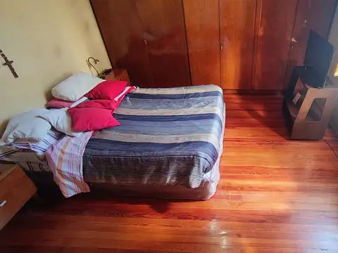 CASA DE 3 AMBIENTES CON DEPENDENCIA EN LINIERS.
