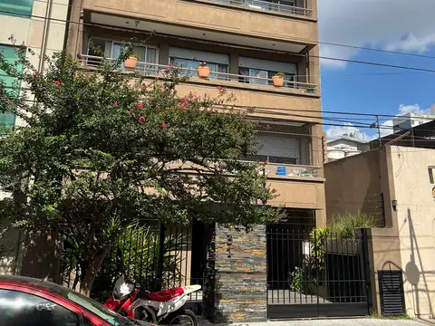 Martínez Centro: Moderno Depto de 3 Ambientes con Cochera, Balcón, Sum y Terraza. Entre Av y Vias