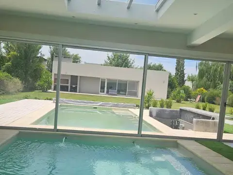 Casa en Alquiler en Puerto Roldan, USD 2.800