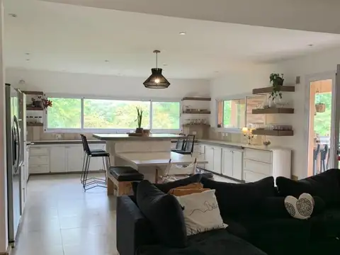 Casa 6 ambientes con 5 baños