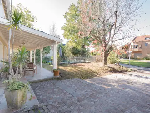 Casa en Venta con 4 cocheras