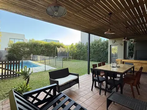 Casa en Venta con 2 cocheras