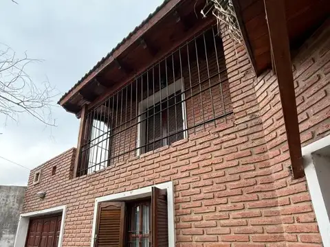 Casa 4 ambientes con 2 baños