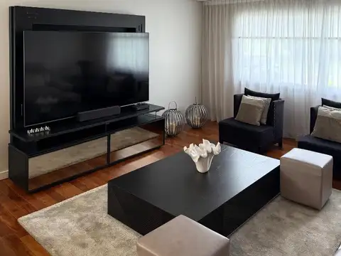 Casa en Venta con 4 cocheras