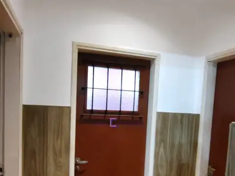 Excelente casa de 3 ambientes con cochera y patio con parrilla