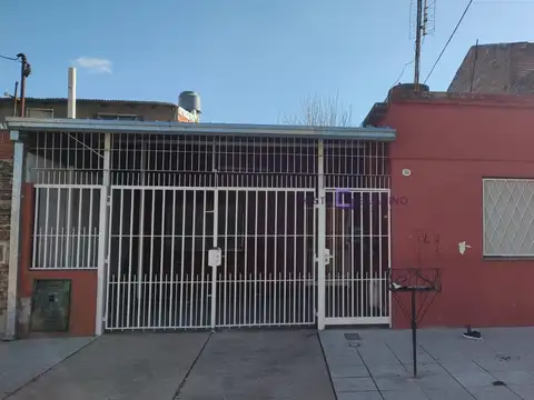 Excelente casa de 3 ambientes con cochera y patio con parrilla
