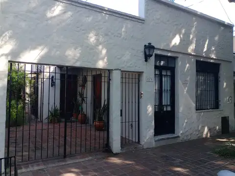CASA 5 AMBIENTES CON JARDIN, QUINCHO Y PILETA . CON LOCAL AL FRENTE INDEPENDIENTE