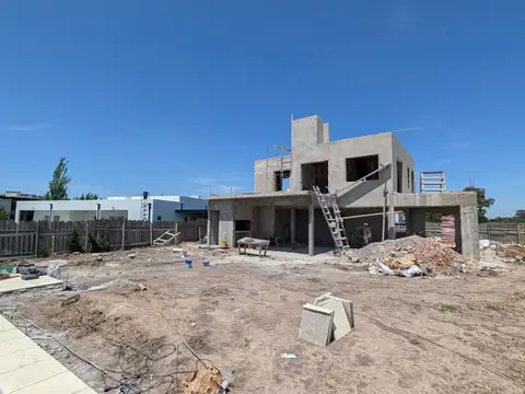 Casa en Venta con 3 cocheras