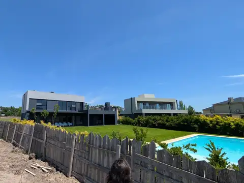 Casa en Venta con 3 cocheras