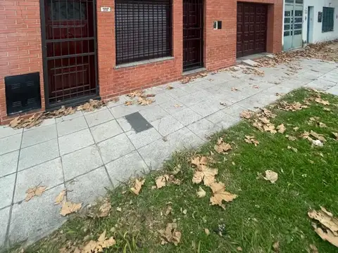 Casa de 4 ambientes y garaje doble en Banfield.