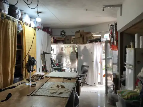 Dos locales más dos viviendas en block o separados .