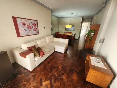 Semipiso con amplio Patio con Parrillero — 135 m² Totales – Cochera