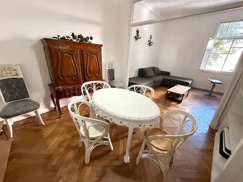 RETASADO  Piso de 90 m2 al frente. En Viamonte y Larrea. Zona Facultad de Medicina